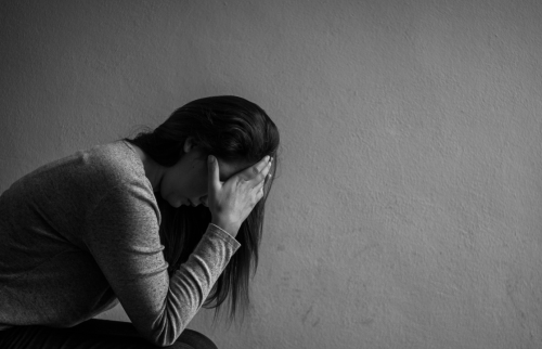 لماذا تصاب الشابات والمراهقات بالقلق والاكتئاب أكثر من غيرهن؟