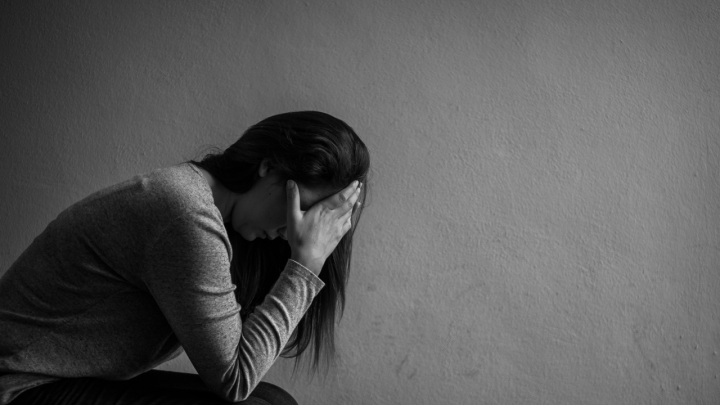 لماذا تصاب الشابات والمراهقات بالقلق والاكتئاب أكثر من غيرهن؟
